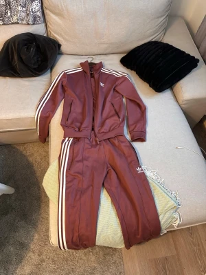 Fin adidas dress - Jag säljer min fina Adidas original dress. Överdelen är storlek XS och under delen är storlek S. Den är inköpt för ca 2000kr. 