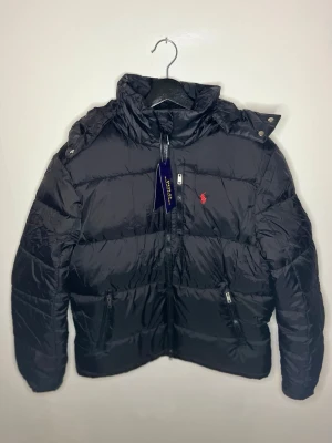 Polo Ralph Lauren svart jacka - Polo Ralph Lauren svart jacka i ny skick, pm vid frågor eller för detaljbilder.