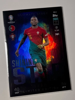 Match Attax Leao Em 2024 - Ovanligt fotbollskort från Topps med den portugisiske fotbollsspelaren Rafael Leao.
