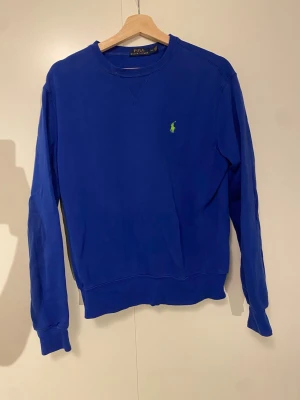 Blå sweatshirt/ Polo Ralph Lauren - Klassisk blå sweatshirt från Polo Ralph Lauren inte använd mycket Size S men sitter mycket bra på M också