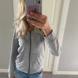 Kofta - Säljer denna kofta pga att jag inte använder så ofta, knappt använd heller så så därav är loggan fortfarande som ny!