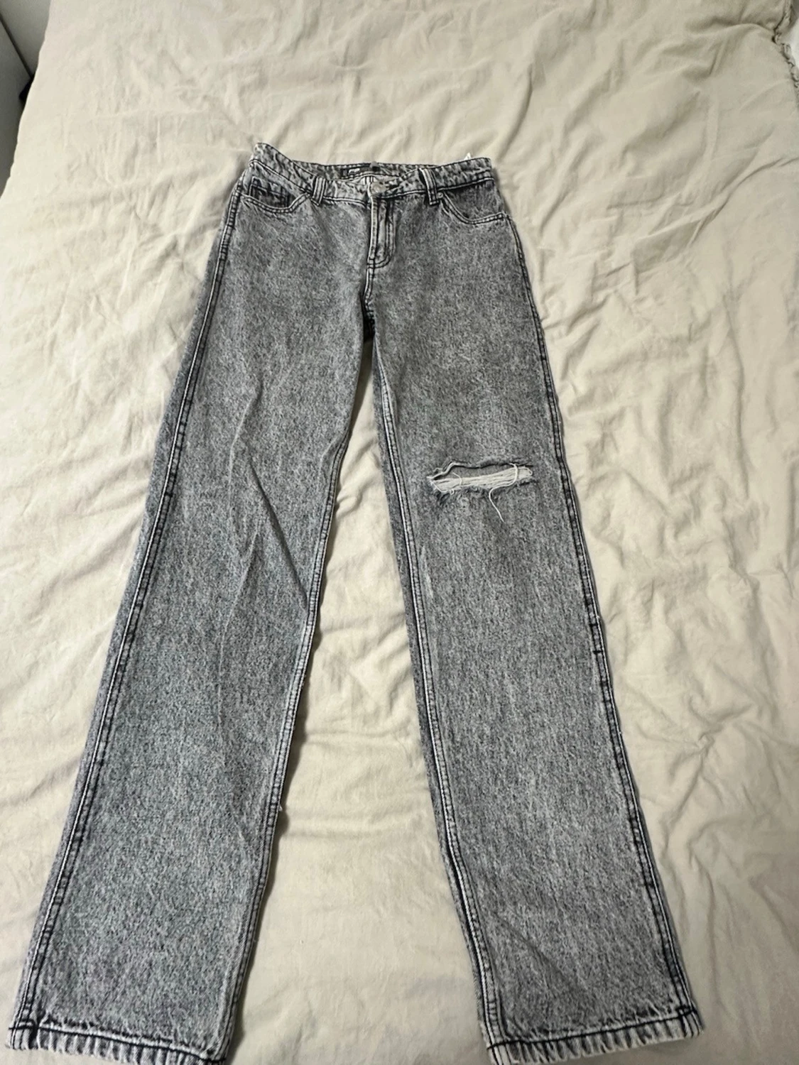 Grå straight jeans