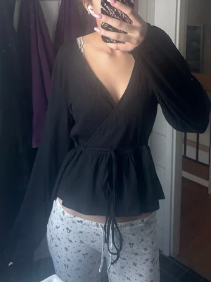 Svart blus - Säljer denna superfina topp då jag tyvärr inte får användning för den längre💕 pris går att diskuteras 