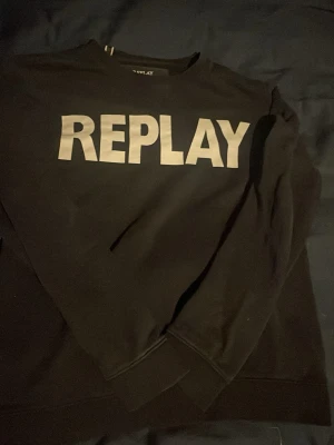 Svart Replay sweatshirt  - Hej, säljer en fet Replay tröja storlek är L men sitter mycket mer som M. Fint skick nästan helt oanvänd 