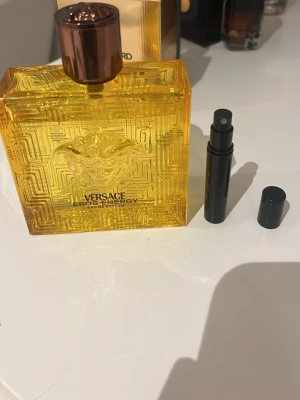 Versace Eros Energy - En väldigt somrig doft med doft av citrus, kan varmt rekommendera till sommaren. Säljer bara 3ml samples av denna. 