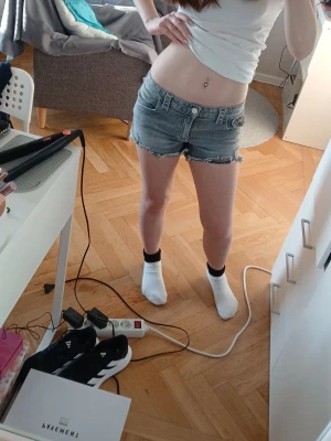 Gina tricot y low chunky denim shorts - Sparsamt använda med inga defekter❤️ Storlek 164 vilket motsvarar XS-S  Har resårband❤️ !!!Priset kan diskuteras!!!  Djur och rökfritt hem!
