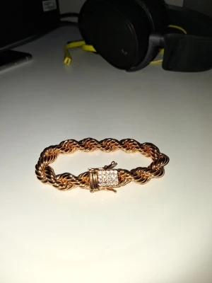GULD ARMBAND 18K KEJSAR.SE - 18K Armband från Kejsar.se mycket bra skick på både Armbandet och Kejsar lådan som man fick med när man köpte det text vid namn KEJSAR i färgen Guld