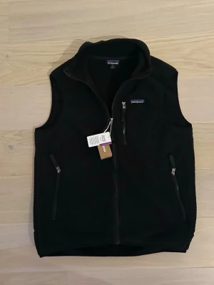 Patagonia fleece väst  - Helt ny med tags. Storlek M och svart. Hör av dig vid minsta lilla fundering! 