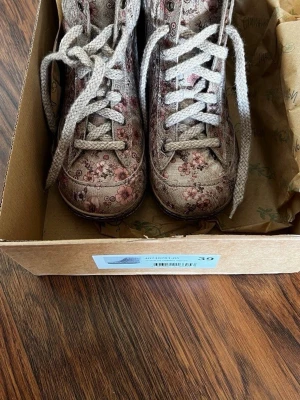 Cinnamon läderkängor – Nya - Halvkängor från Cinnamon, helt nya och aldrig använda. Tillverkade av äkta natur-läder med hög kvalitet, bekväma och passar både vardag och finare tillfällen. Den stilrena designen gör dem enkla att matcha, och varje par är unikt tack vare lädrets naturliga karaktär.