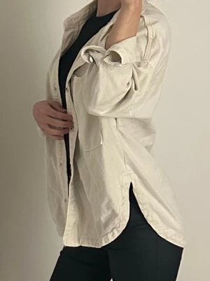 Krämvit jeans jacka - Säljer en krämvit jeans jacka köpt på zara i storlek S passar även en XS. Ord pris 399:- säljs för 179:-