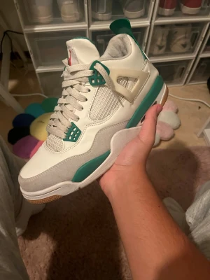 Nike Air Jordan 4 sb pine green  - Säljer ett par Nike Air Jordan 4 sb pine green 