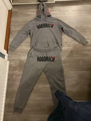 Grå hoodrich dress  - Dom är helt fläck fri och använt dom fåtalet gånger. Priset går att diskutera vid snabb och smidig affär