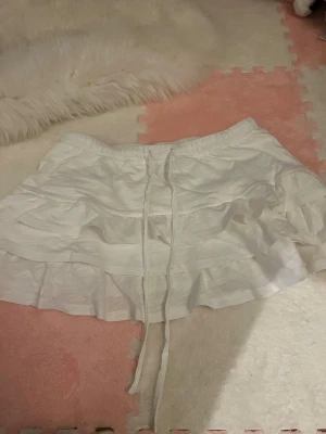 Vit volangkjol Urban Outfitters XS - Supersöt vit kortkjol från Urban Outfitters! Perfekt för sommaren