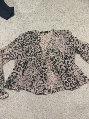 Leopard aktig blus från zara - En blus i grön och rosa färg som liknar ett leopard mönster som är i sunt tyg och bra skick