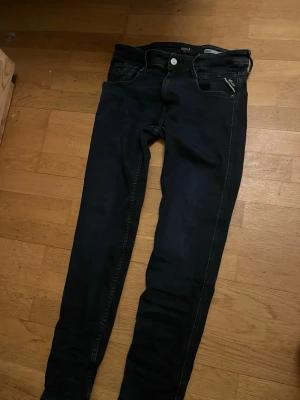 Replay anbass jeans mörkblåa - Storlek är 29 30 men hade passat någon i längden 165 ungefär helt nya kostar runt 900 kr men säljer för 400 och pris kan diskuteras 