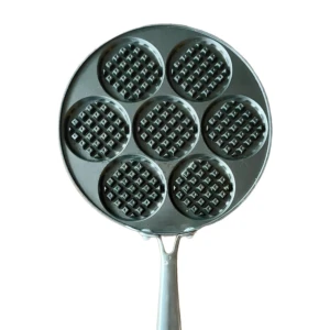 Våffeljärnspanna - Gör Våffeldrömmar till Verklighet med Denna Snygga Våffeljärnspanna!  Är du sugen på att baka läckra, runda våfflor? Denna våffeljärnspanna är perfekt för dig! Den är enkel att använda och rengöra, och du får perfekta våfflor varje gång. Med plats för flera våfflor samtidigt kan du snabbt bjuda på en härlig frukost, brunch eller dessert.  Den är i fint skick och redo att användas direkt. För endast 99 kr kan denna roliga och praktiska kökspryl bli din!