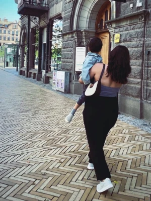 Beymen Club väska – unik design & äkta läderdetaljer 👜✨ - Säljer en snygg beige axelväska från beymen club med guldfärgad metalldetalj framtill. Väskan har en stilren, lätt böjd form och justerbart axelband i svart skinn. Perfekt storlek för det viktigaste och ger en chic touch till din outfit.