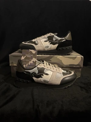 Valentino Rockrunners White/Black - Dessa Valentino Runners kombinerar lyxig design med sportig komfort. Med en modern silhuett och detaljer som subtila logotyper och premiummaterial sticker de ut på varje promenad eller i vardagliga outfits. Perfekt för dig som vill ha sneakers som både är trendiga och bekväma från stadspromenaden till casual events.