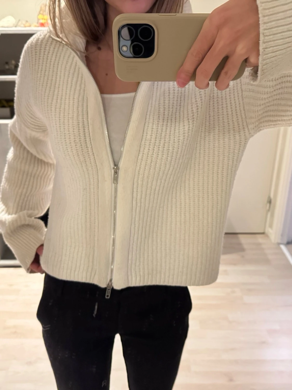 Vit helzip kofta från Bik Bok