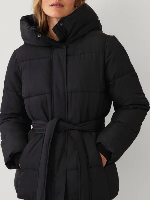 SÖKER!! Svart pufferjacka - Jag letar efter den här Ellos- eller Vero Moda-jackor med huva och bälte i storlek XS. Vänligen ge ett bud.