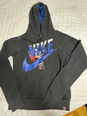 Nike hoodie - Använd ett par gånger.