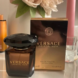 Versace Crystal Noir EdT 30ml - Versace Crystal Noir Eau de Toilette i elegant design. Flaskan rymmer 30 ml och är perfekt för dig som vill ha en lyxig touch i vardagen. Bara testad, köpt för 599
