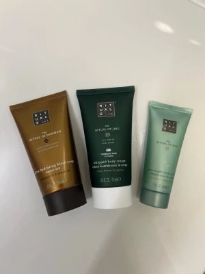 Rituals  - 3 Rituals produkter som är oanvända, fick i julkalendern ⭐️ perfekta för resor eller om man bara vill prova produkten.   Bild 2. Black soap som man använder som scrub innan duschen.   Bild 3. Body cream/lotion.   Bild 4. Bodymask för natten.   150 kr för alla. Skriv privat om du vill ha styckpris ⭐️