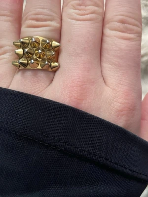 Edblad ring guld - Super söt ring som jag nu säljer. Lite smutsig men jag rengör såklart innan jag skickar iväg. Tappat lite färg på bild 1 och 4. Ringen är snygg ändå. Hör gärna av er!!❤️