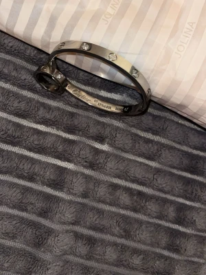 Silver ring & armband – stilrent set - Snygg ring och armband i klassisk skruvdesign. Modeaccessoarer i silverfärg.