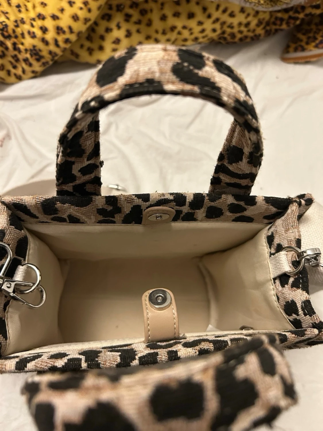 Leopardmönstrad handväska med axelrem - 1