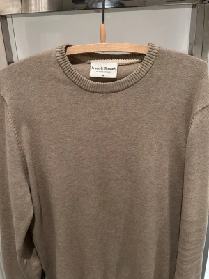 Bruun & Stengade tröja - En beige Brun & Stengade tröja i mycket bra skick. Längd: 70cm Axelbredd:45cm