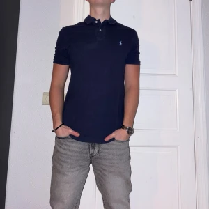 Mörkblå piké från Polo Ralph Lauren - Mörkblå pikétröja från Ralph Lauren i storlek S. Fint skick till ett bra pris. Nypris: 1595kr. Mitt pris: 349kr                  Vid frågor eller funderingar, tveka inte att höra av dig.
