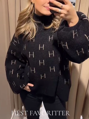 Hést stickad tröja  - Originalpris 2599! Så bra kvalitet. Jag köpte några storlekar större så att den sitter overzised så passar allt från S till L. Storleken är L 