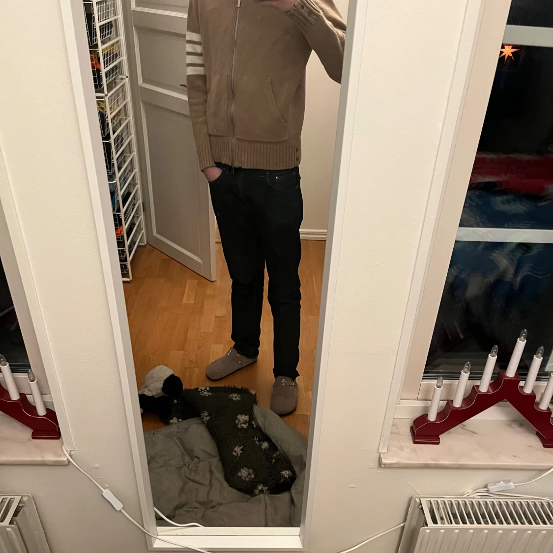 Beige stickad hoodie med segelbåt