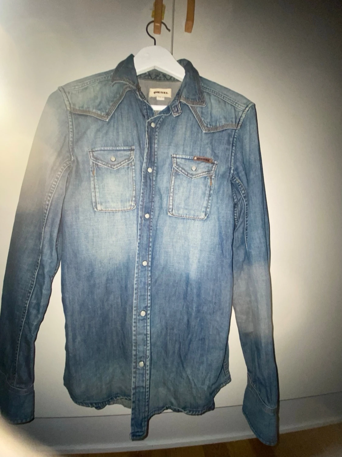 Blå jeansskjorta från Diesel