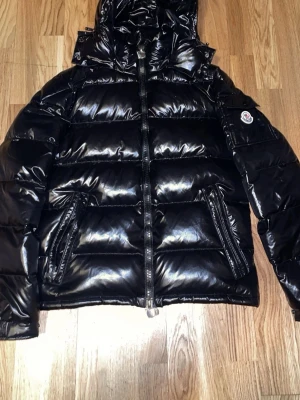 Moncler Maya jacka svart - Säljer min moncler Maya jacka som är i väldigt bra skick och nästan ny. Såklart så är den äkta och perfekt nu för vintern.