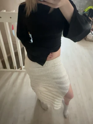 Ett set med kjol o topp i spets  - Jag säljer en kjol och top i spets material för dom kommer ej till användning för mig alls. Inget är fel på dom.