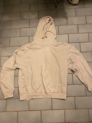 En vit hoodie från lager 157 - Jag säljer en vit hoodie från Lager 157 med storlek S den har en luva två snören på halsen den passar jätte bra för både killar och tjejer men helst för killar 
