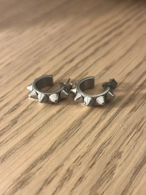 Örhängen i rostfritt stål - Säljer även matchande ring till!❤️ Skickar med plupparna man har bak, men rekommenderar att använda egna