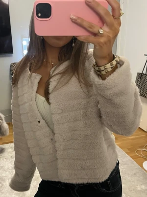 Päls jacka - Vit päls jacka 