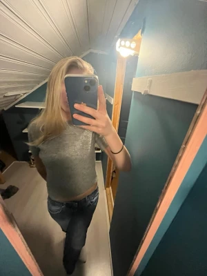 Snyggaste tröjan!! - Snygg kortärmad stickad tröja från Zara. Används inte längre. Storlek xs. 