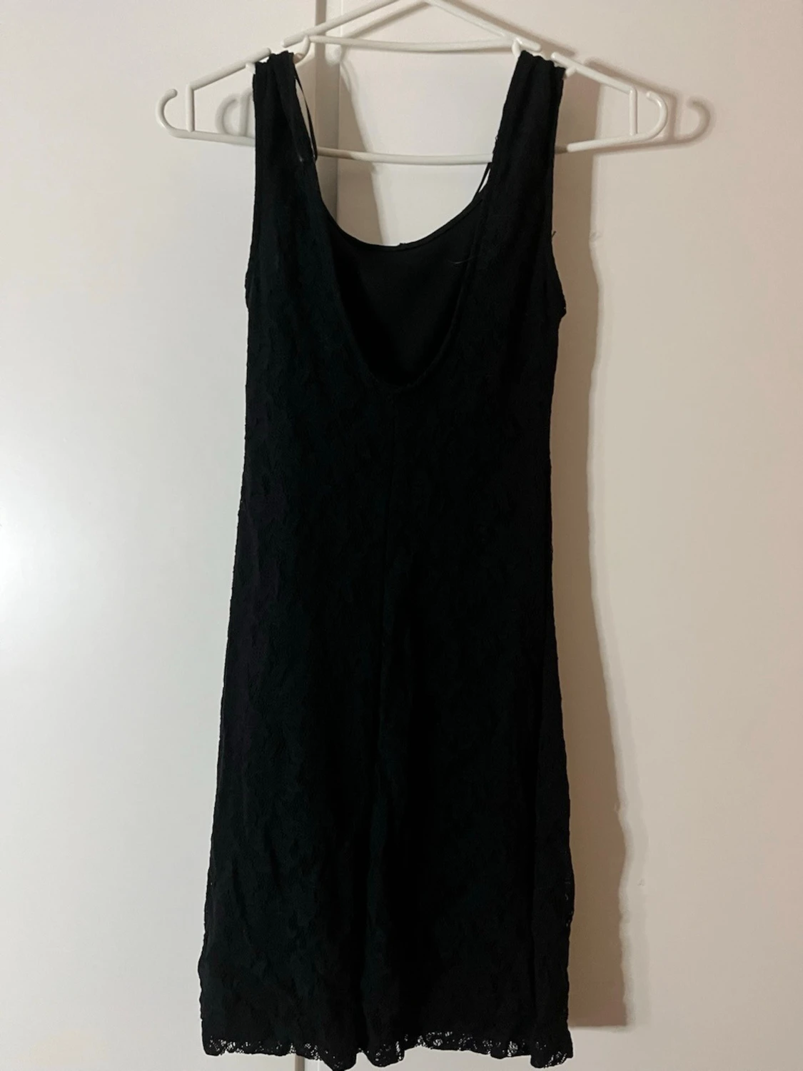Svart spetsklänning med ärmlös design - 1