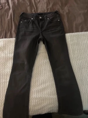 True Religion BECCA Bootcut Jeans - Gråa True Religion jeans i strl 28 🤍 Endast använda 3 gånger, som nya!Inga defekter på de🤍 Sitter superbra och är perfekta för en clean fit. 