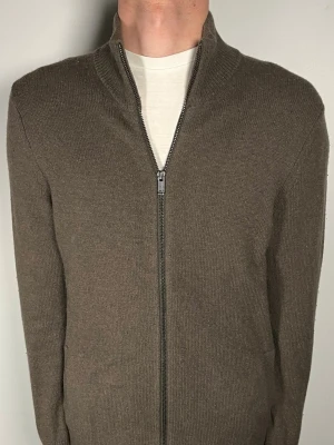Massimo Dutti cardigan  - Säljer en riktigt snygg och trendig Massimo Dutti cardigan i fint skick, storlek M, vid frågor är det bara att skriva //Gramenti