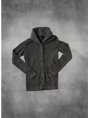 Grå kofta från Ralph Lauren i ull - Nu säljer vi en grå tjockare kofta i Storlek M. Inga defekter på tröjan och är i ett riktigt bra skick. Den är i ull och är perfekt för lite kyligare dagar. Går bra i vardagliga sammanhang men också lite finare tillfällen. Kontakta vid minsta fundering//Nordic closet 