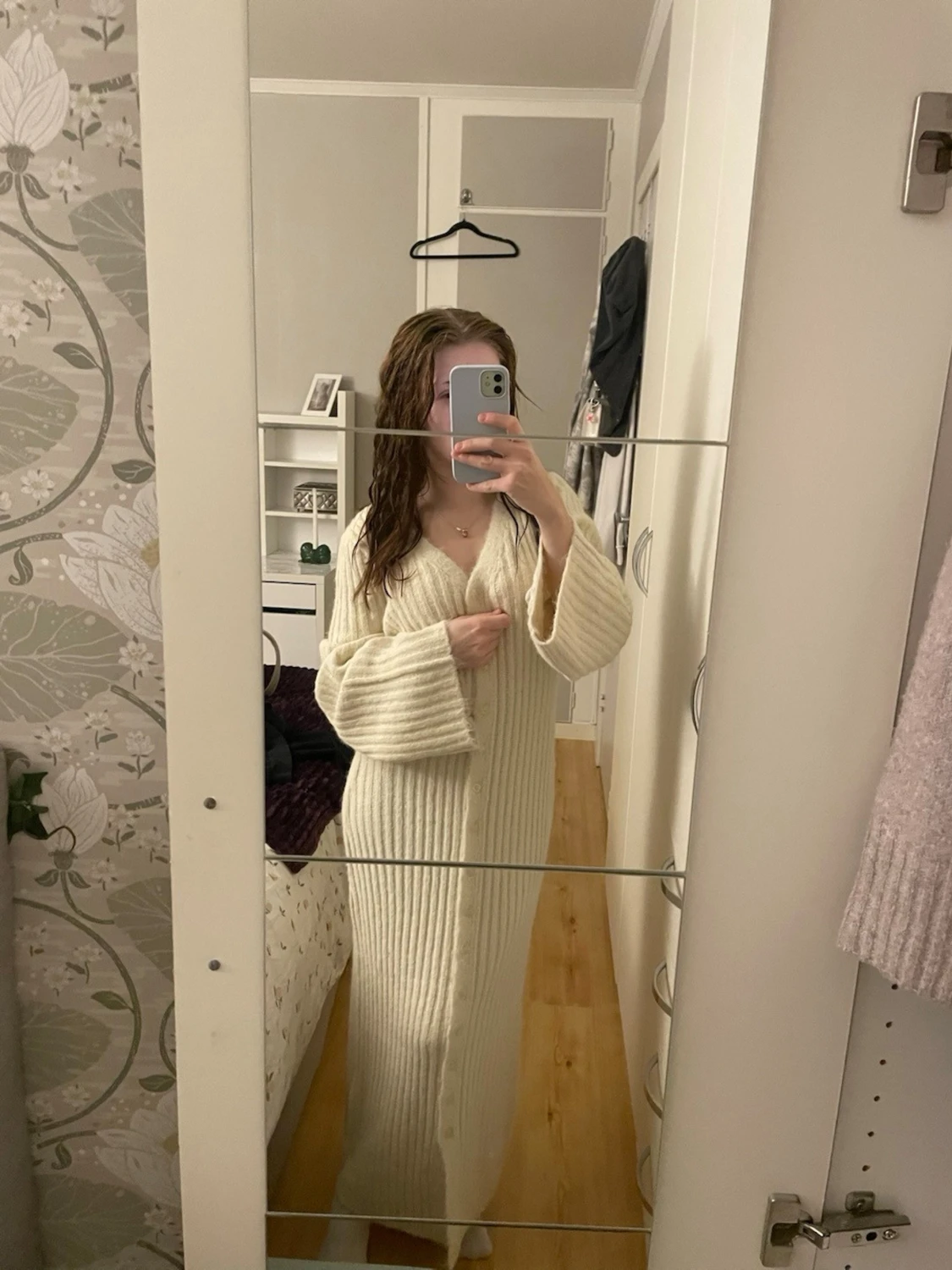 Beige stickad klänning  - 1