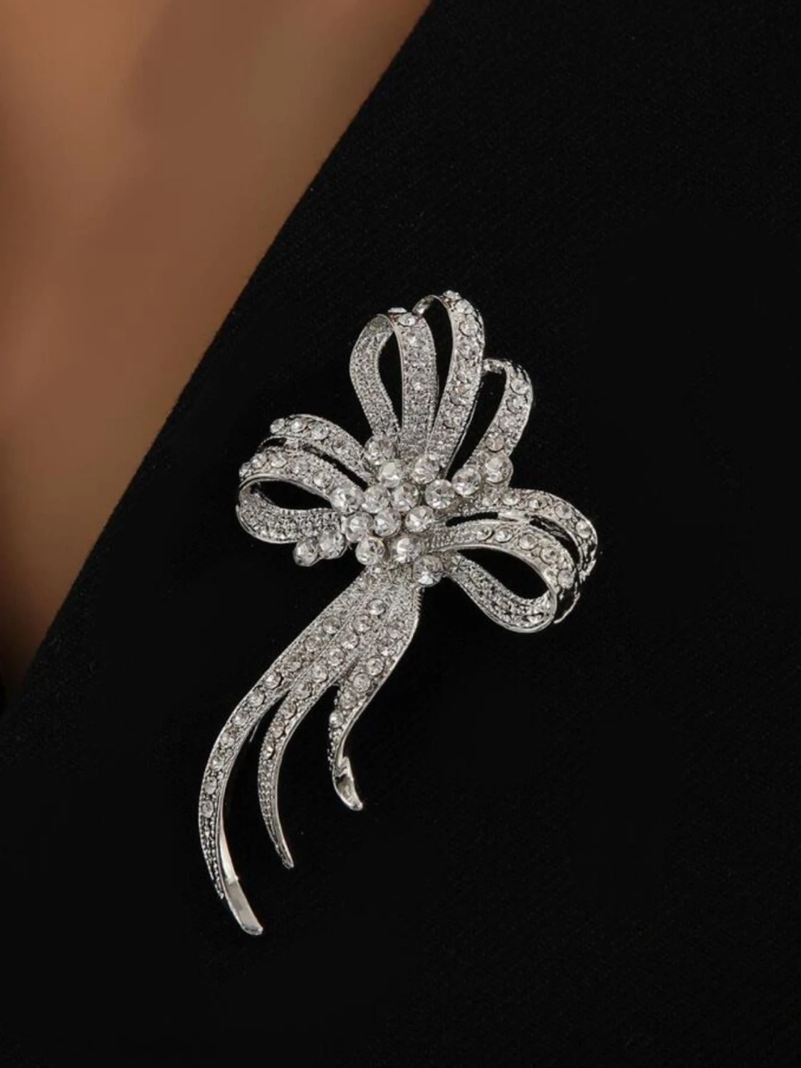 Silvrig rosettformad brosch med strass - 3