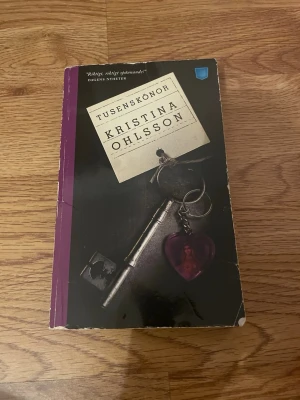 Tusenskönor - En spännande deckare om mörka hemligheter och oväntade vändningar. Följ Fredrika Bergman och hennes kollegor när de utreder ett mystiskt dödsfall i Stockholm. Perfekt för dig som gillar nervkittlande berättelser och vill ha svårt att släppa boken!