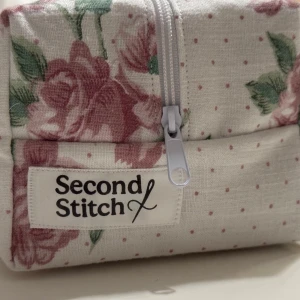 Handgjord necessär av second hand tyger - En handgjord necessär utav second hand tyger. Unik, hållbar och perfekt för att samla alla dina vardagsfavoriter i väskan. Fodrad och stängs med dragkedja. Endast ett unikt exemplar.                  Instagram: secondstitch.bymatilda 💕