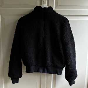 Svart teddyjacka med luva  - Fin skick, storlek S Skickas tvättad 